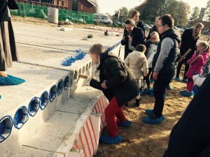 kinderen leggen hun wensen in vloerplaat