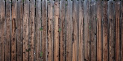 De schutting tussen de buren Barneveld en Scherpenzeel